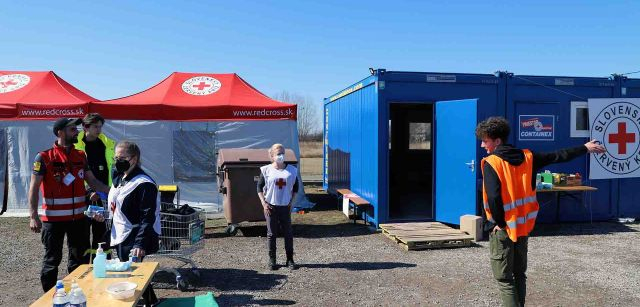 Varios voluntarios en el centro de refugiados ucranianos en la frontera con Eslovaquia, en Vel’ke Slemence / Foto: FFM - EA