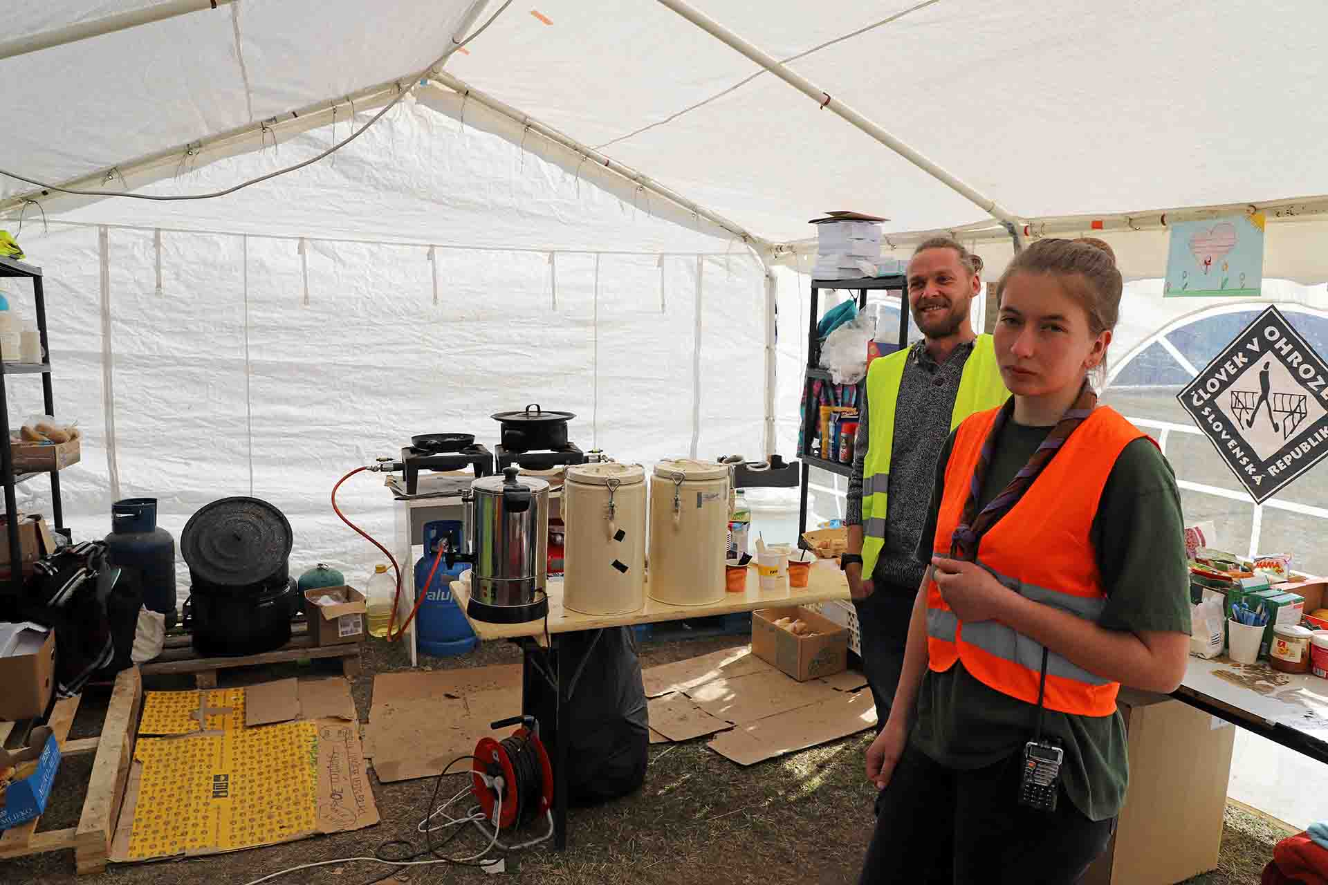 La voluntaria Eliska Galovicova y Daniel Sproete de la organización humanitaria eslovaca Clovek v Ohrození / Foto: FFM - EA