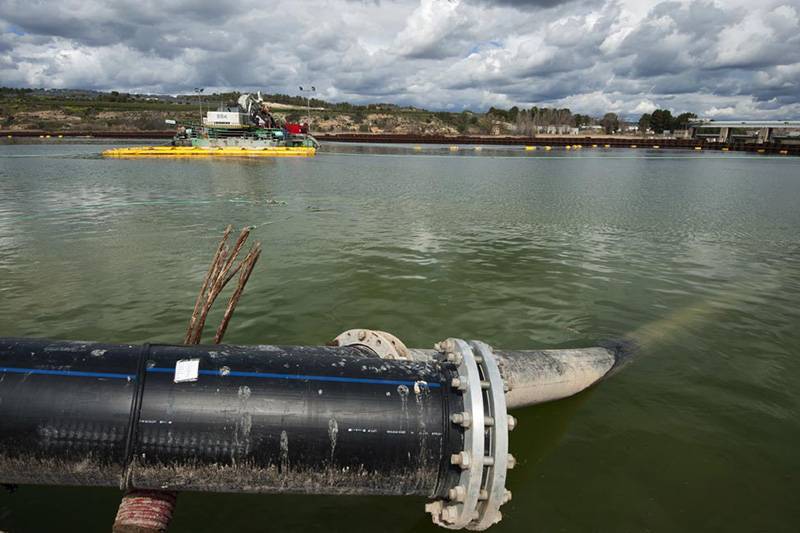 Una draga succiona los lodos contaminados del lecho del río, que son bombeados al exterior para su tratamiento / Foto: Josep Cano