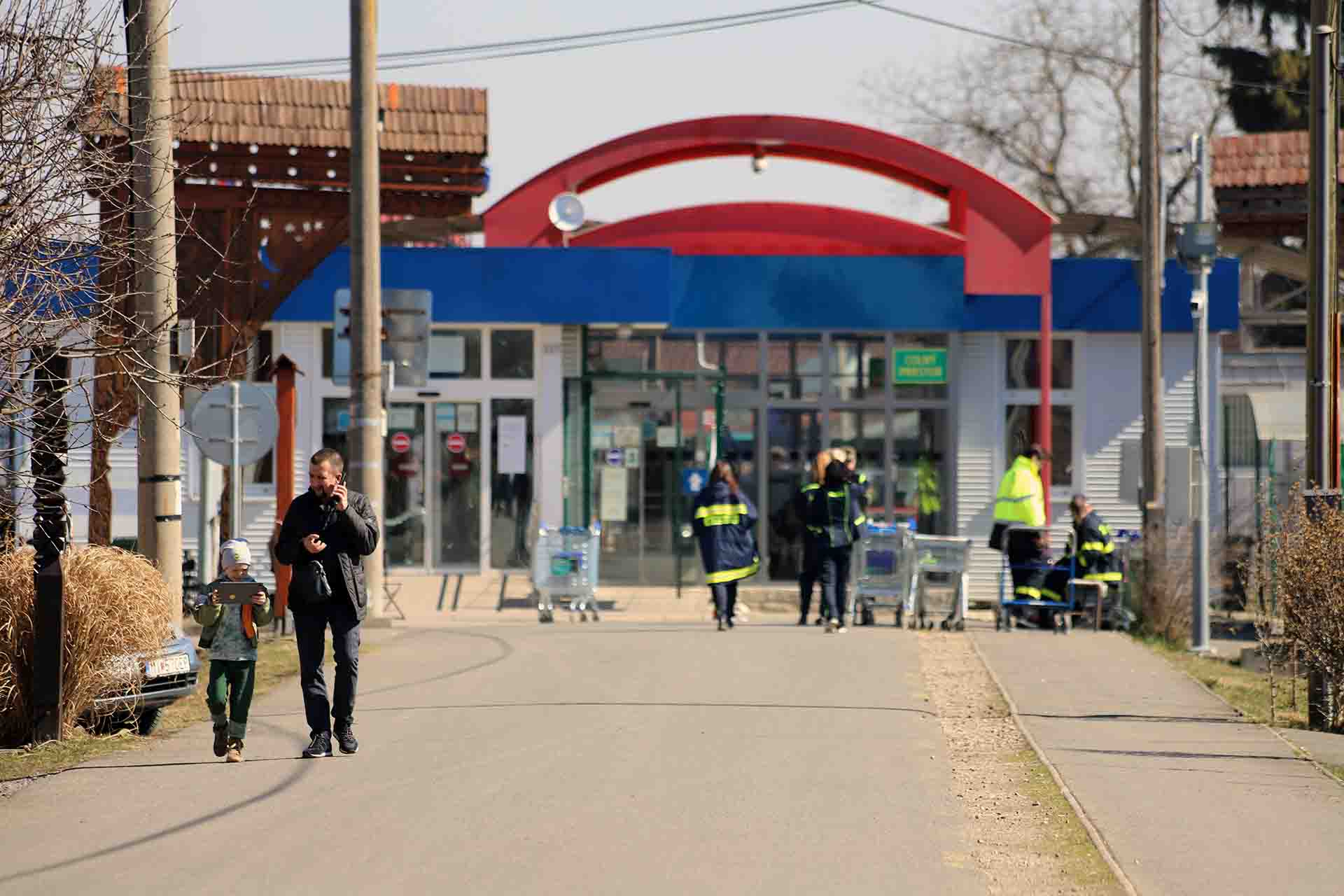 Un niño y un adulto ucranianos, el que parece ser su padre acaban de entrar por la frontera de Ucrania hasta Eslovaquia (de fondo) / Foto: FFM - EA