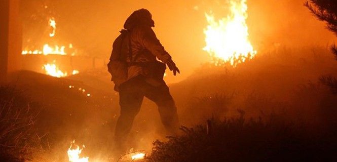 Un bombero luchando contra los incendios del 2019 en California / Foto: Jonathan Alcorn - Reuters