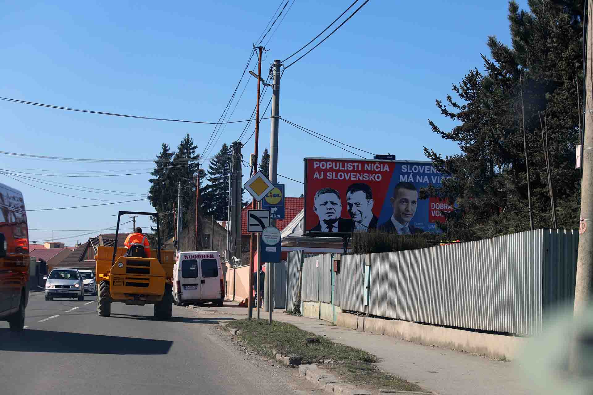 Una valla publicitaria con carteles electorales, junto a la carretera principal que se dirige a Vel’ke Slemence en Eslovaquia / Foto: FFM - EA