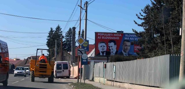 Una valla publicitaria con carteles electorales, junto a la carretera principal que se dirige a Vel’ke Slemence en Eslovaquia / Foto: FFM - EA