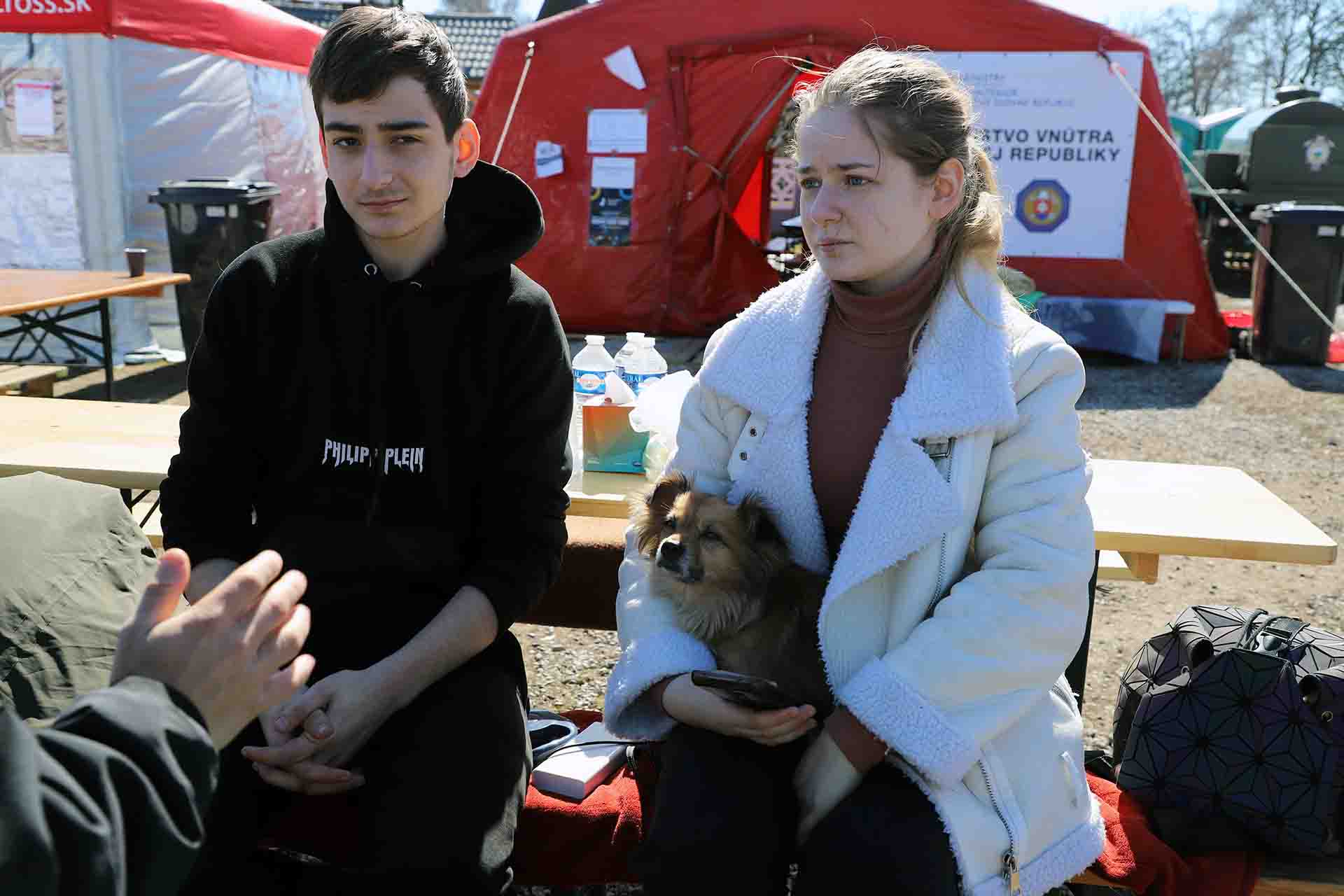 Dos jóvenes refugiados Sobia Gorentsobia (20 años) y Oleg Babenko (15 años), huidos de las bombas de la ciudad de Dnipro en Ucrania / Foto: FFM - EA