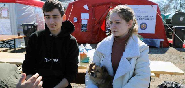 Dos jóvenes refugiados Sobia Gorentsobia (20 años) y Oleg Babenko (15 años), huidos de las bombas de la ciudad de Dnipro en Ucrania / Foto: FFM - EA