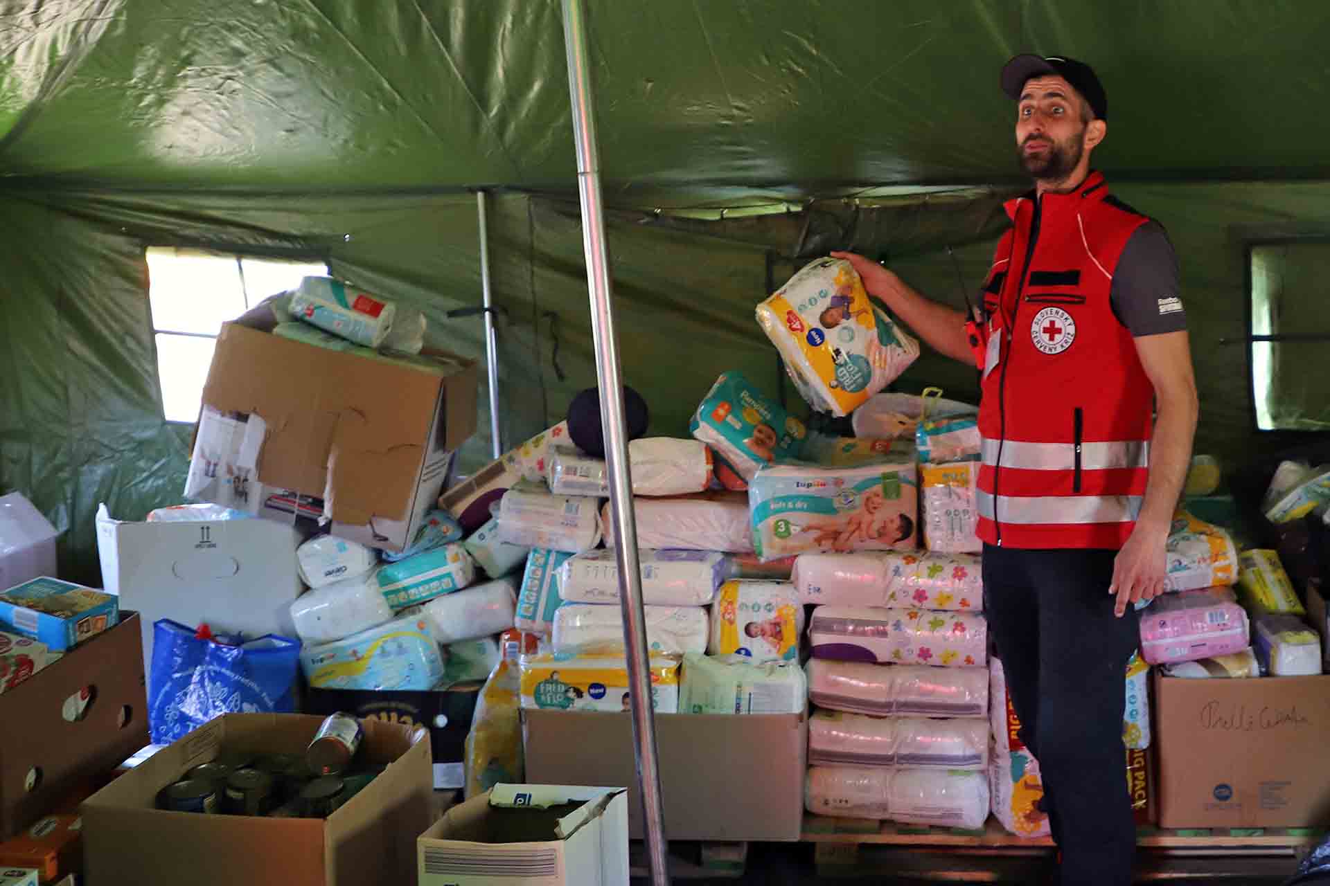 El voluntario de la Cruz Roja Eslovaca, Stanislav Zupka, nos muestra el campamento y su equipamiento mientras nos explica las experiencias vividas durante esos días al auxilio de refugiados / Foto: FFM - EA