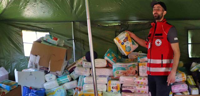 El voluntario de la Cruz Roja Eslovaca, Stanislav Zupka, nos muestra el campamento y su equipamiento mientras nos explica las experiencias vividas durante esos días al auxilio de refugiados / Foto: FFM - EA