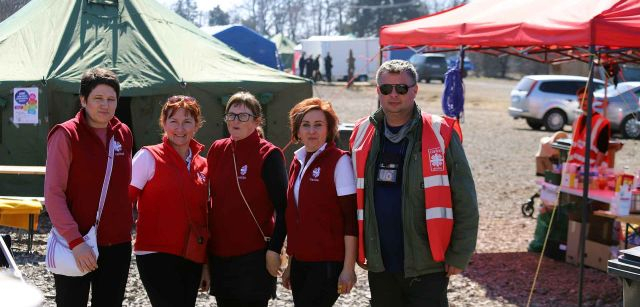 Un grupo de voluntarias de Caritas en la frontera de Eslovaquia con Ucrania / Foto: FFM - EA