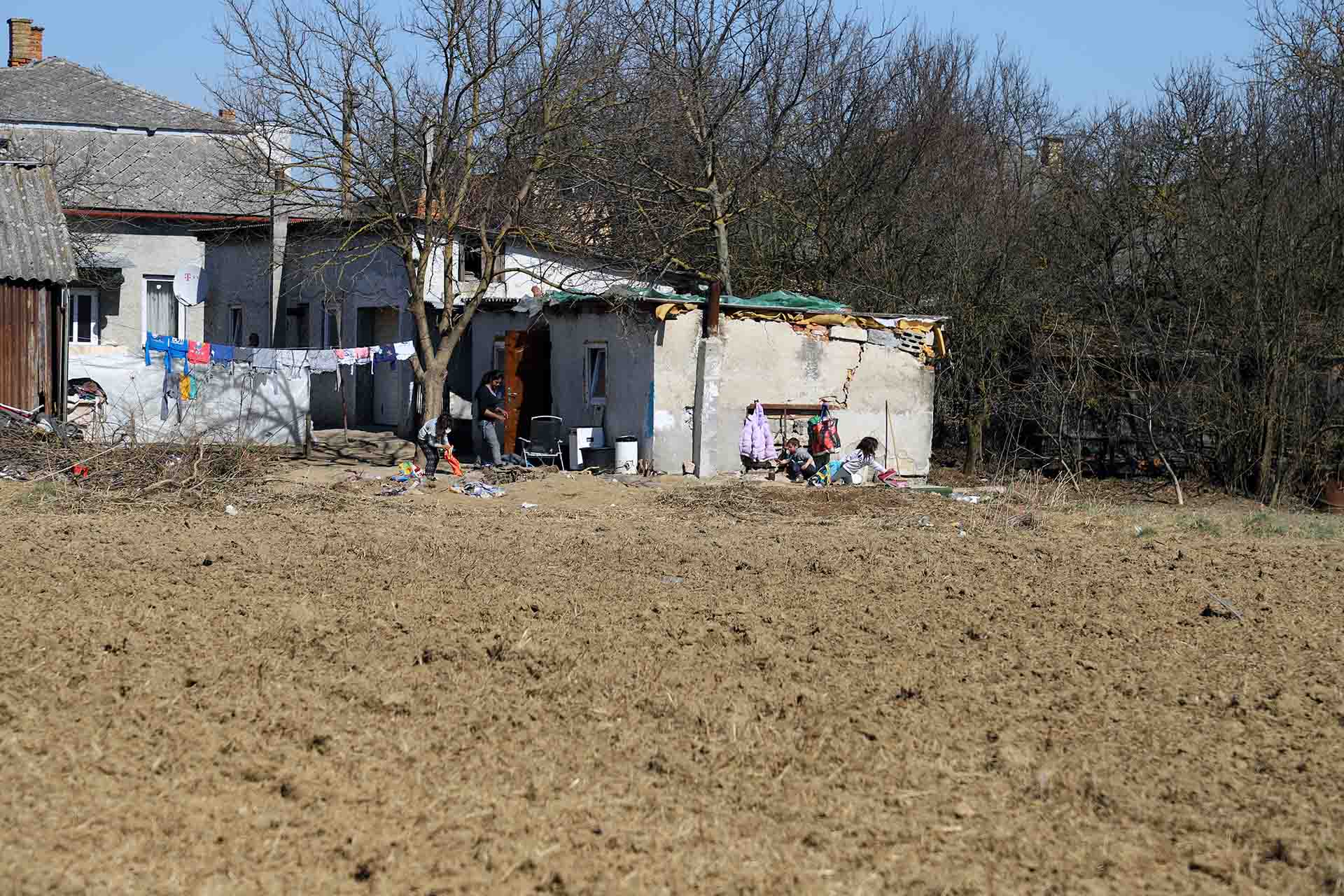 Una familia de minoría gitana que vive junto a la frontera de Vel’ke Slemence en Eslovaquia / Foto: FFM - EA