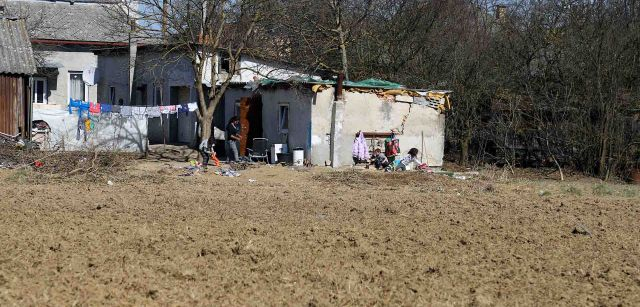 Una familia de minoría gitana que vive junto a la frontera de Vel’ke Slemence en Eslovaquia / Foto: FFM - EA