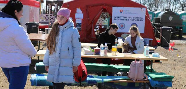 Una hija mira a su madre en un espacio de la Cruz Roja Eslovaca habilitado para refugiados que llegan de Ucrania en el paso fronterizo de Vel’ke Slemence (Eslovaquia) / Foto: FFM - EA