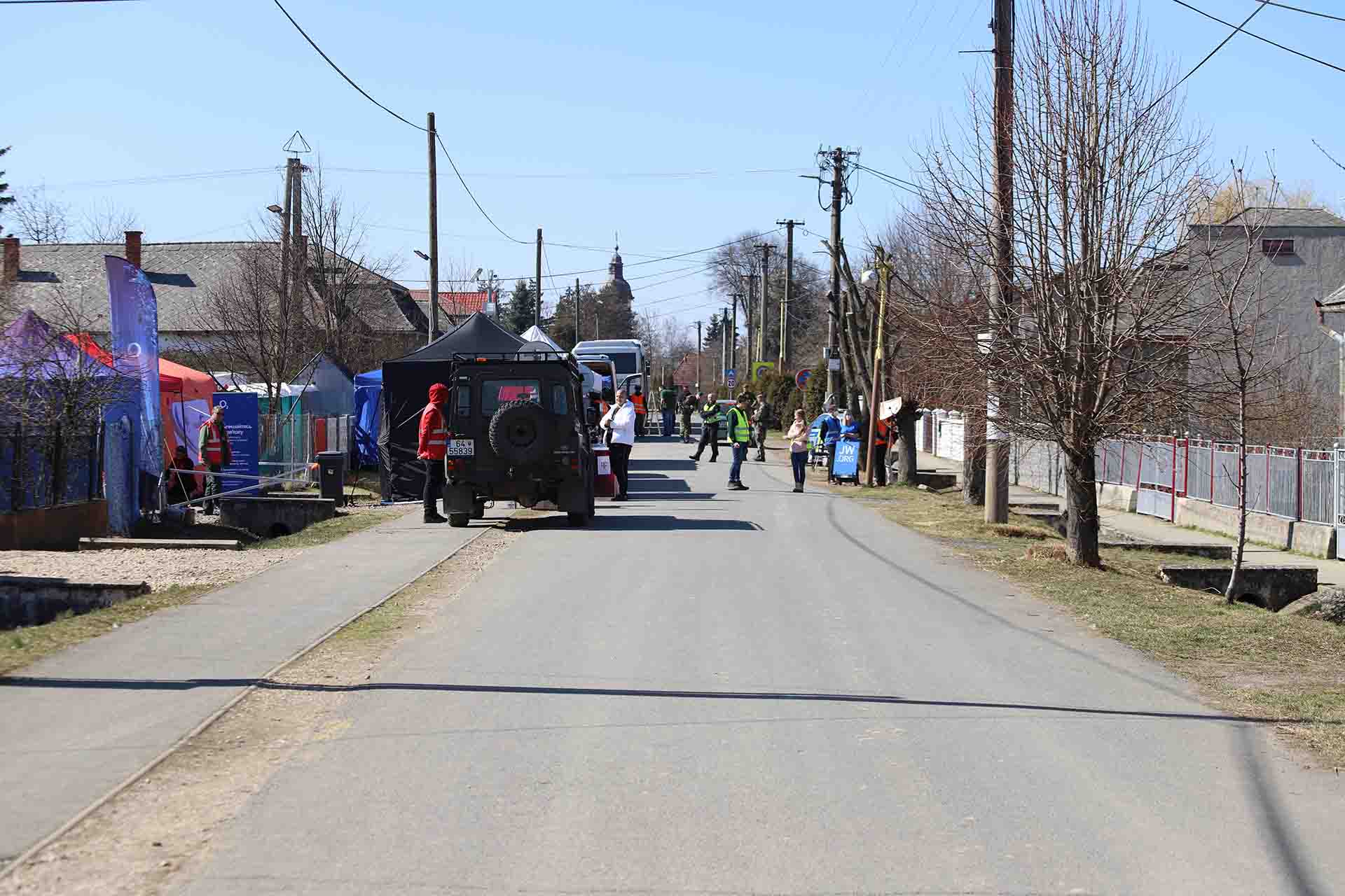 Calle que va desde el paso de la frontera de Ucrania con Eslovaquia hasta las instalaciones de la Cruz Roja en Vel’ke Slemence / Foto: FFM - EA