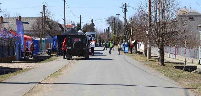 Calle que va desde el paso de la frontera de Ucrania con Eslovaquia hasta las instalaciones de la Cruz Roja en Vel’ke Slemence / Foto: FFM - EA