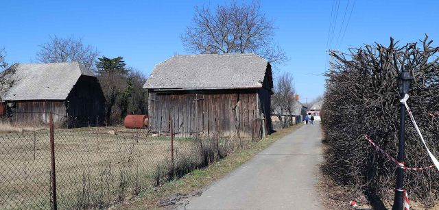 Dos mujeres llevan bolsas cerca del campamento de auxilio a refugiados de Ucrania en Vel’ke Slemence en Eslovaquia / Foto: FFM - EA