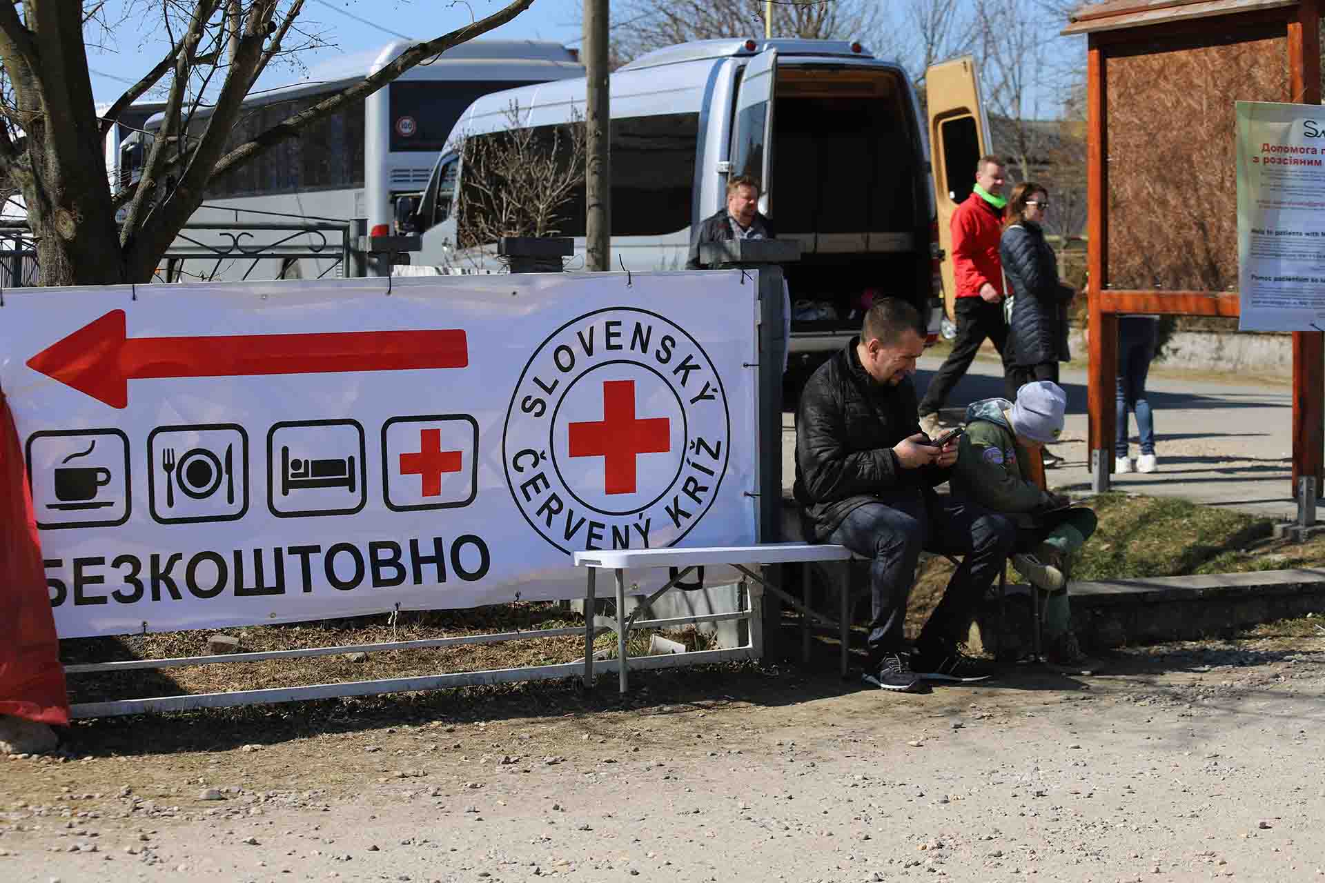 Dos refugiados, padre e hijo, junto al campamento de refugiados de la Cruz Roja en Vel’ke Slemence en Eslovaquia / Foto: FFM - EA