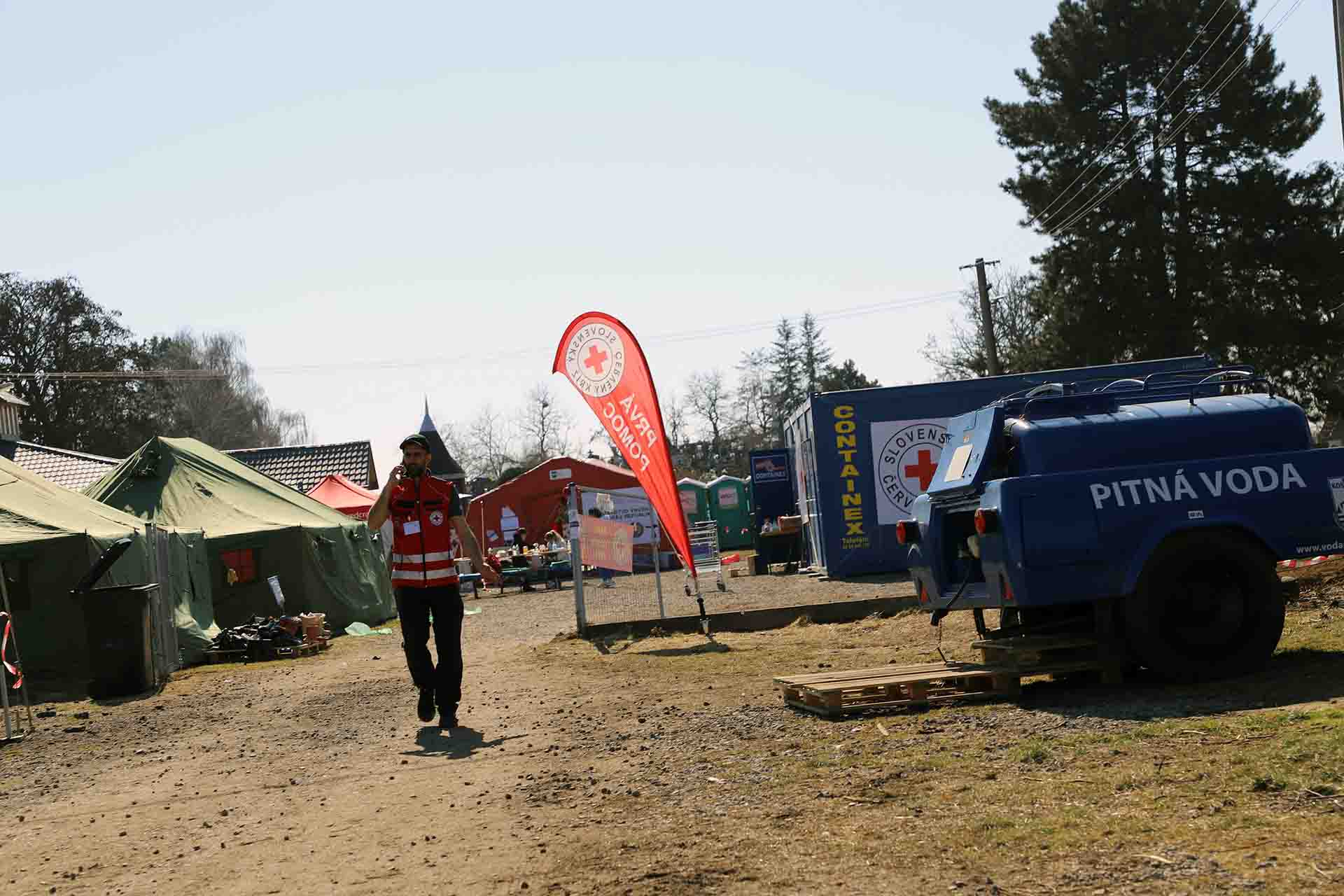 El voluntario Stanislav Zupka frente al campamento de la Cruz Roja Eslovaca en Vel’ke Slemence en Eslovaquia / Foto: FFM - EA