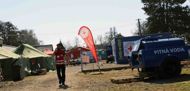 El voluntario Stanislav Zupka frente al campamento de la Cruz Roja Eslovaca en Vel’ke Slemence en Eslovaquia / Foto: FFM - EA