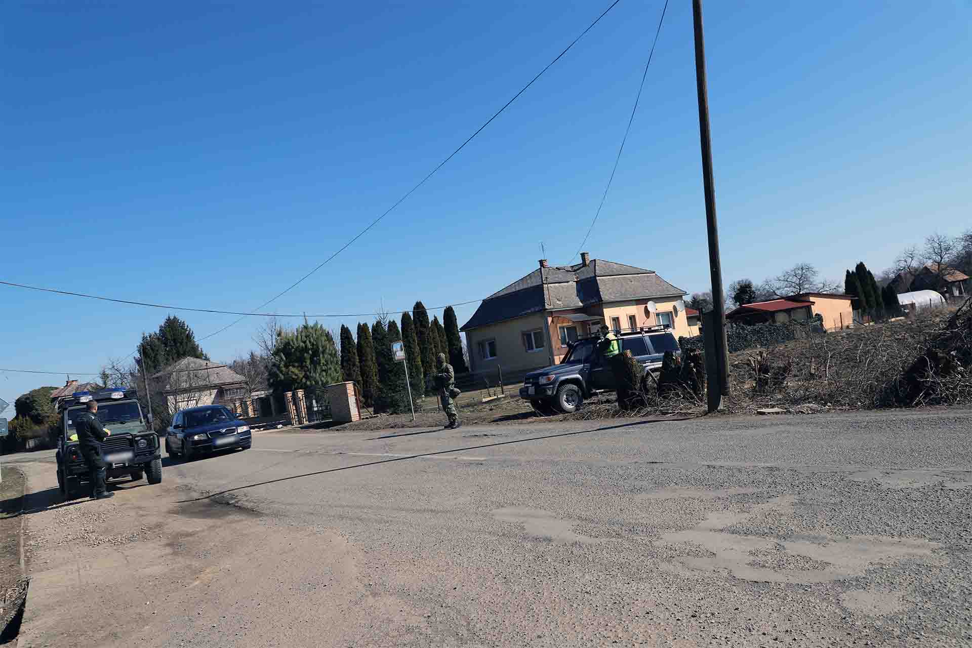 Un control de policías y militares unos centenares de metros antes de la línea de frontera Vel’ke Slemence en Eslovaquia / Foto: FFM - EA