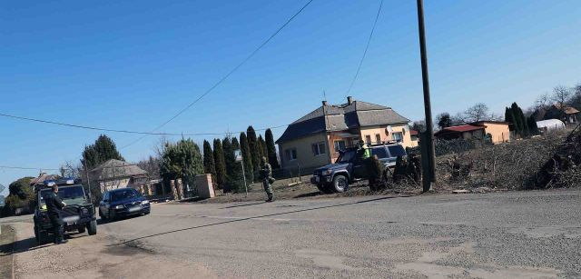 Un control de policías y militares unos centenares de metros antes de la línea de frontera Vel’ke Slemence en Eslovaquia / Foto: FFM - EA