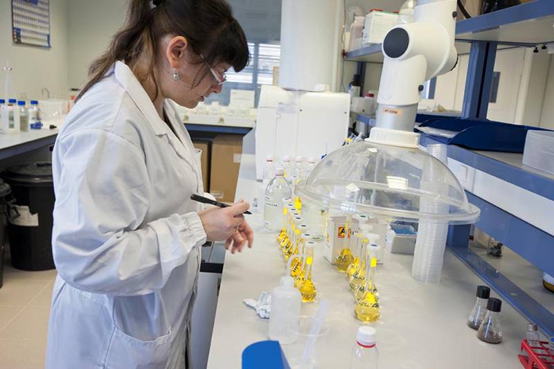 Un miembro del equipo del laboratorio analizando las muestras para identificar los productos contaminantes retirados / Foto: Josep Cano