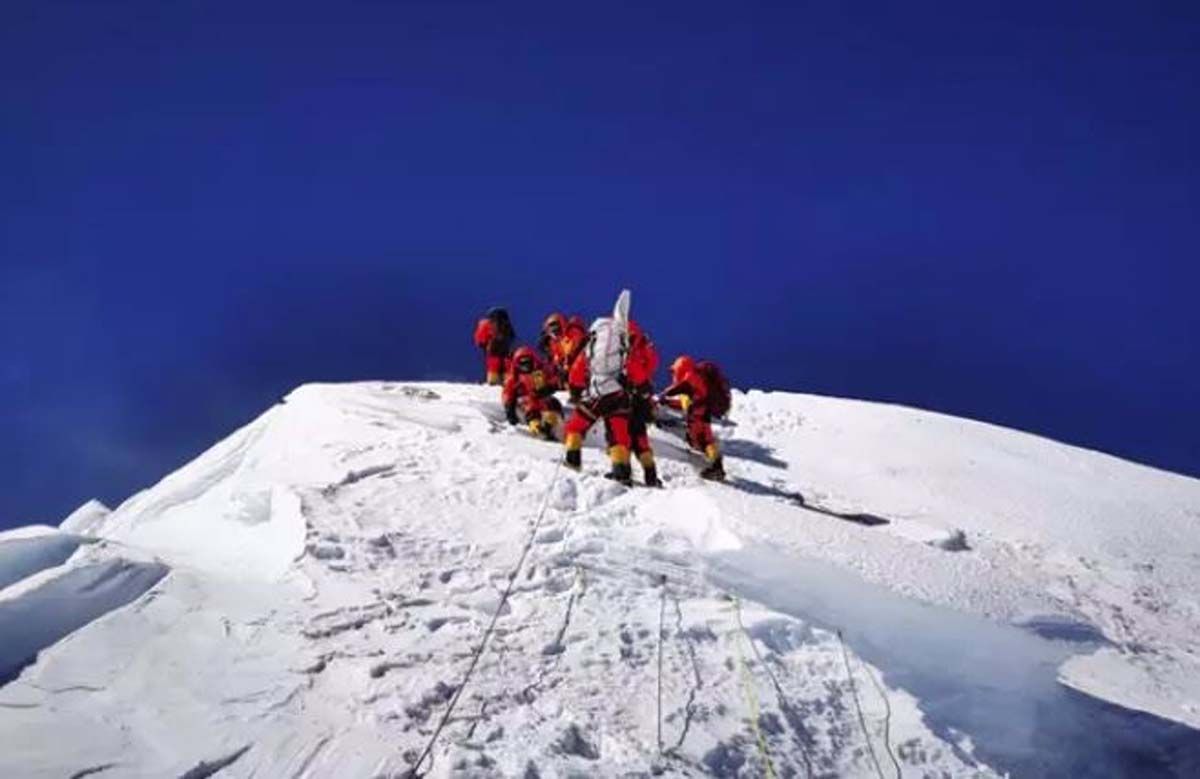 Científicos chinos escalando el Everest / Foto: Xinhua - EP