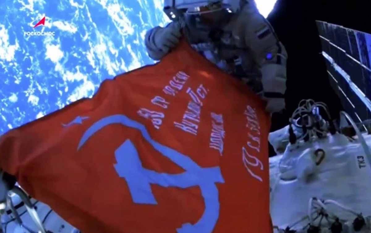 Bandera de la victoria soviética colgada por dos cosmonautas rusos de la Estación Espacial Internacional / Foto: Roscosmos - EP