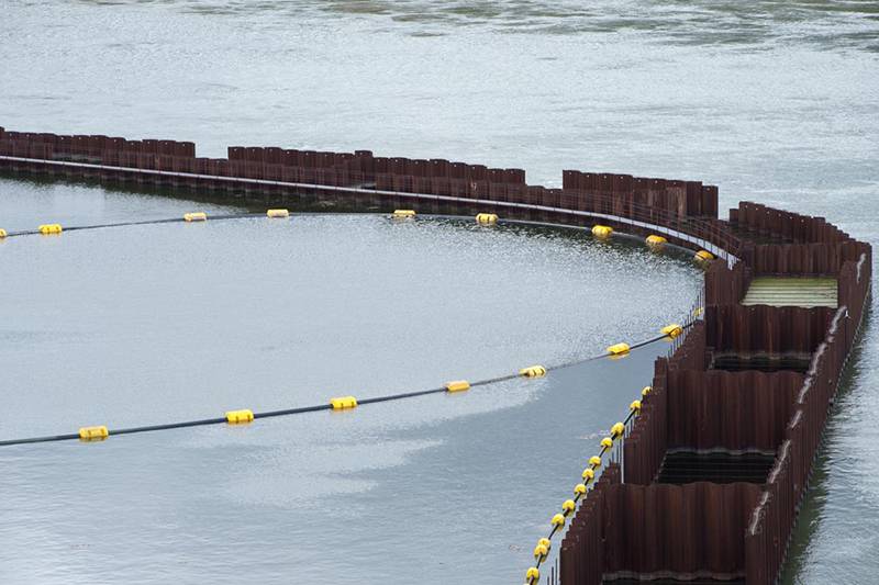 El doble muro protector de planchas metálicas tiene 1.300 metros de longitud y 20 de altura / Foto: Josep Cano