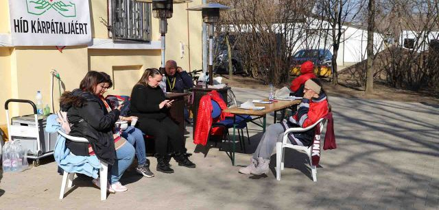 Un grupo de personas refugiadas descansan en el exterior del centro asistencia de Beregsurány (Hungría) / Foto: FFM - EA