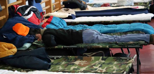 Un joven ucraniano entre otros refugiados descansa exhausto en el gimnasio habilitado para ello en a Beregsurány (Hungría) / Foto: FFM - EA