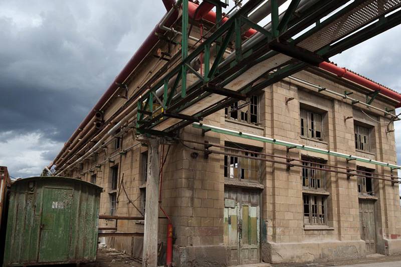 El estado de las instalaciones de la fábrica de Flix, aún en funcionamiento, evidencia un gran abandono / Foto: Josep Cano