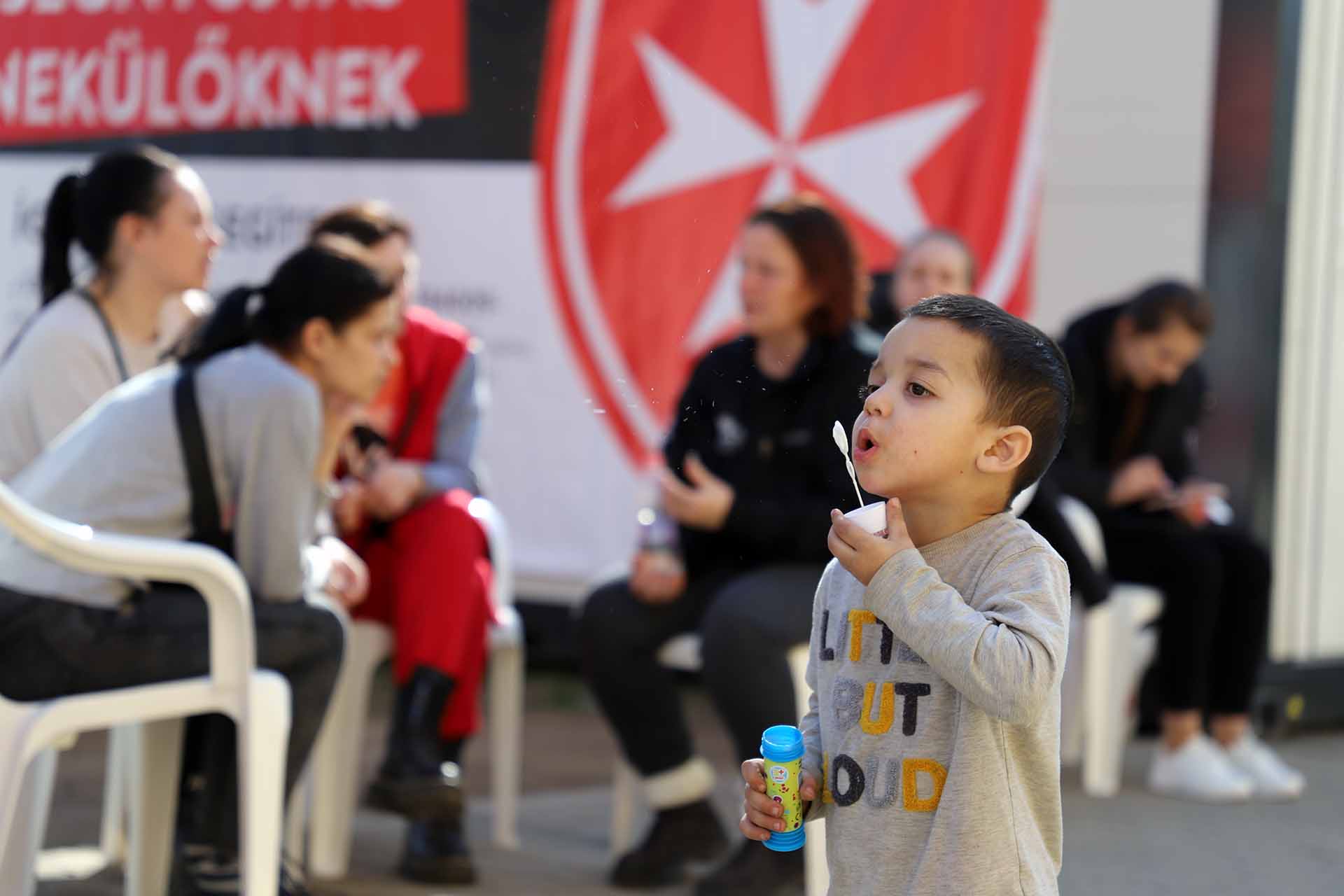 Un niño refugiado de Ucrania juega en centro de asistencia de Beregsurány (Hungría) / Foto: FFM - EA