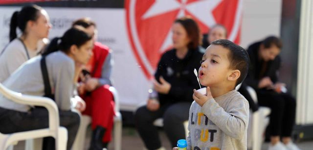 Un niño refugiado de Ucrania juega en centro de asistencia de Beregsurány (Hungría) / Foto: FFM - EA