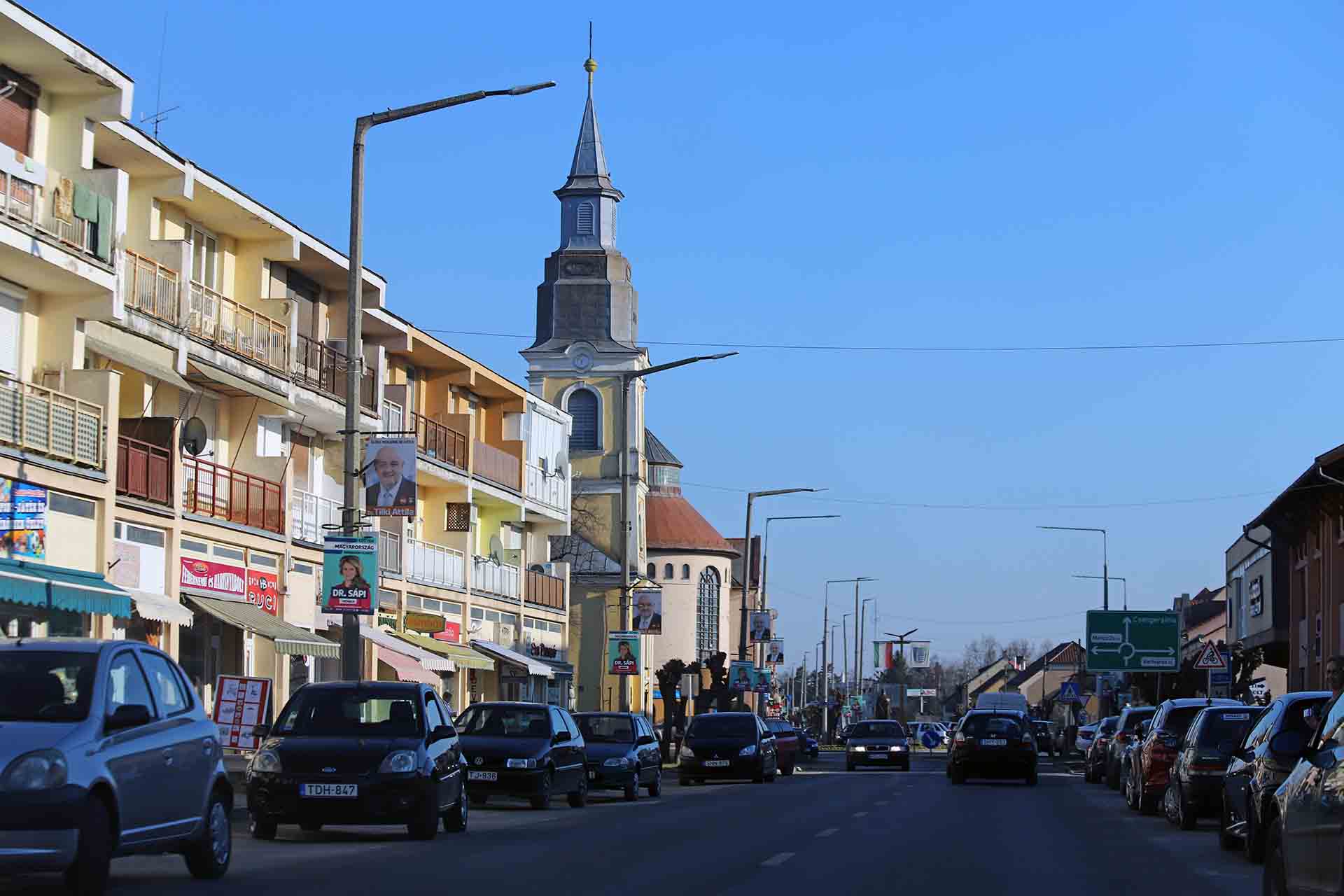 Una calle principal de Fehérgyarmat, una población húngara del condado de Szabolcs Szatmár Bereg al noreste del país, con carteles electorales / Foto: FFM - EA