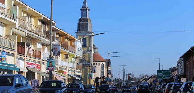 Una calle principal de Fehérgyarmat, una población húngara del condado de Szabolcs Szatmár Bereg al noreste del país, con carteles electorales / Foto: FFM - EA