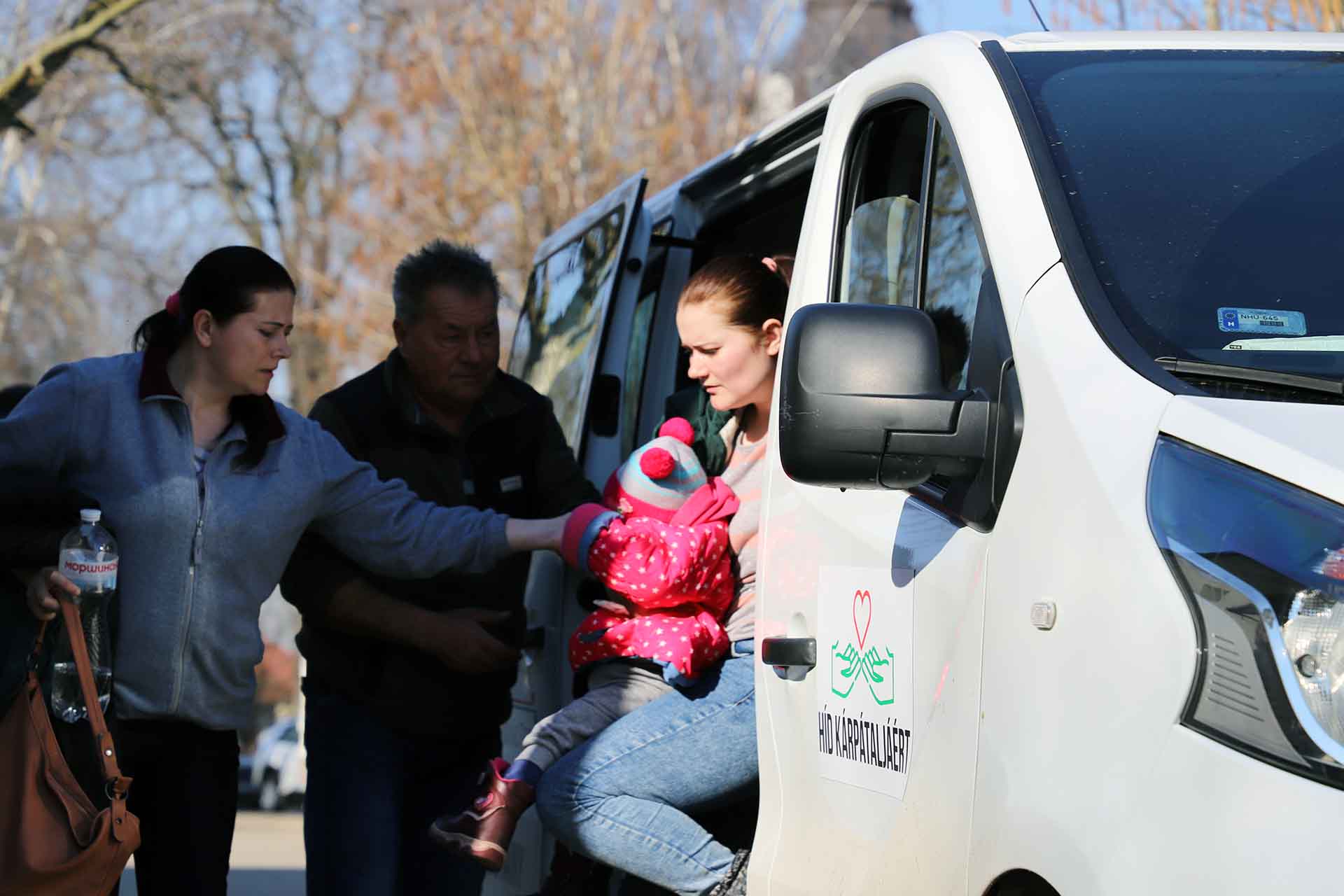 Una mujer con un bebé llega a Beregsurány en Hungría en una furgoneta autobús / Foto: FFM - EA