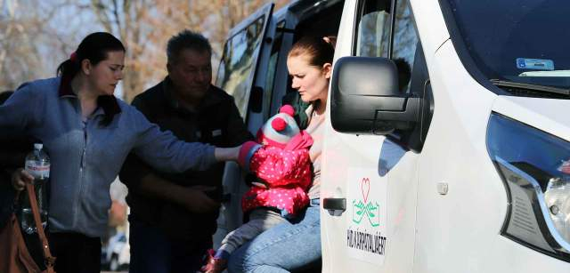 Una mujer con un bebé llega a Beregsurány en Hungría en una furgoneta autobús con refugiados / Foto: FFM - EA