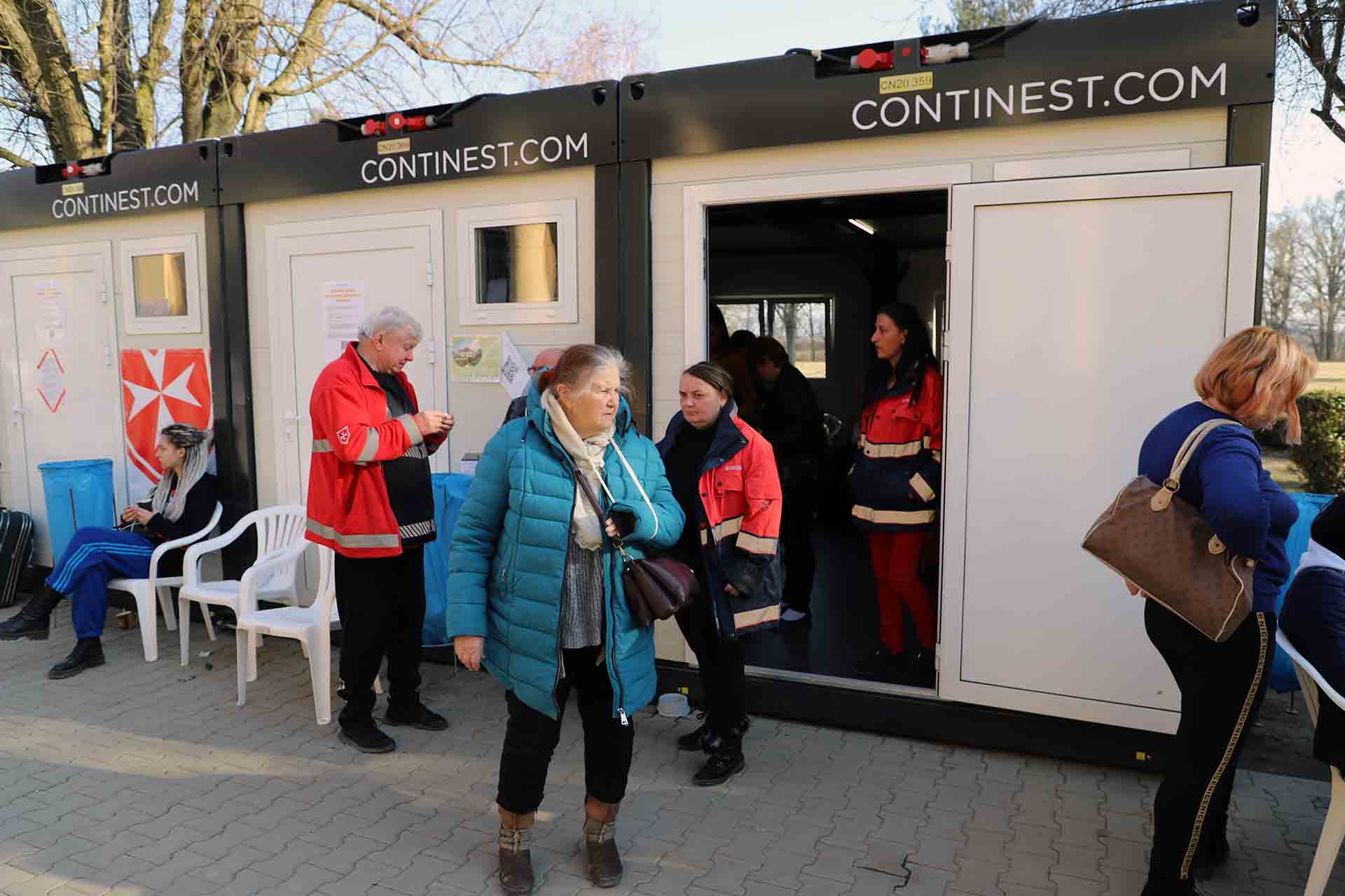 Una mujer ucraniana mayor herida sale del registro del centro de asistencia de Beregsurány (Hungría) / Foto: FFM - EA