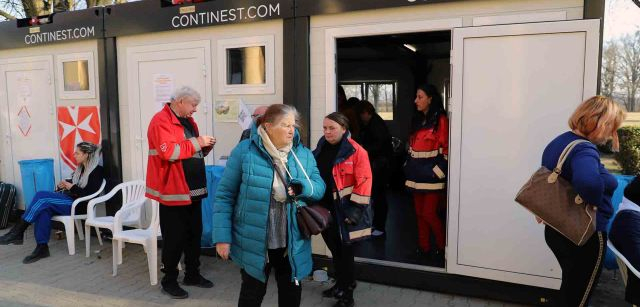 Una mujer ucraniana mayor herida sale del registro del centro de asistencia de Beregsurány (Hungría) / Foto: FFM - EA