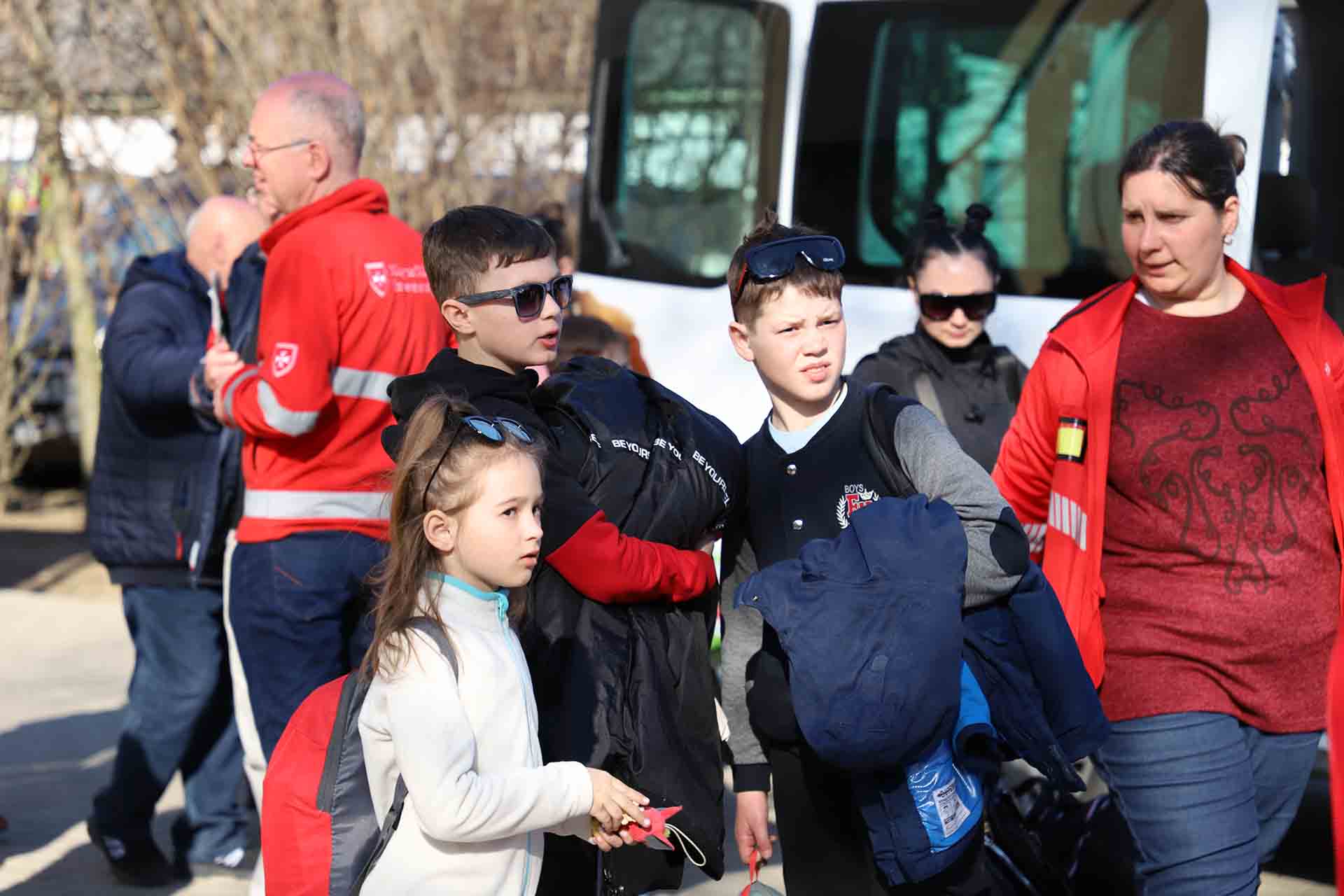 Una niña y dos niños acaban de bajar de una transporte que les trae de Ucrania hasta Beregsurány (Hungría) / Foto: FFM - EA