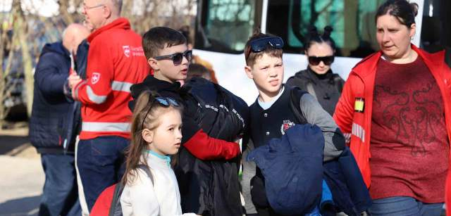 Una niña y dos niños acaban de bajar de una transporte que les trae de Ucrania hasta Beregsurány (Hungría) / Foto: FFM - EA