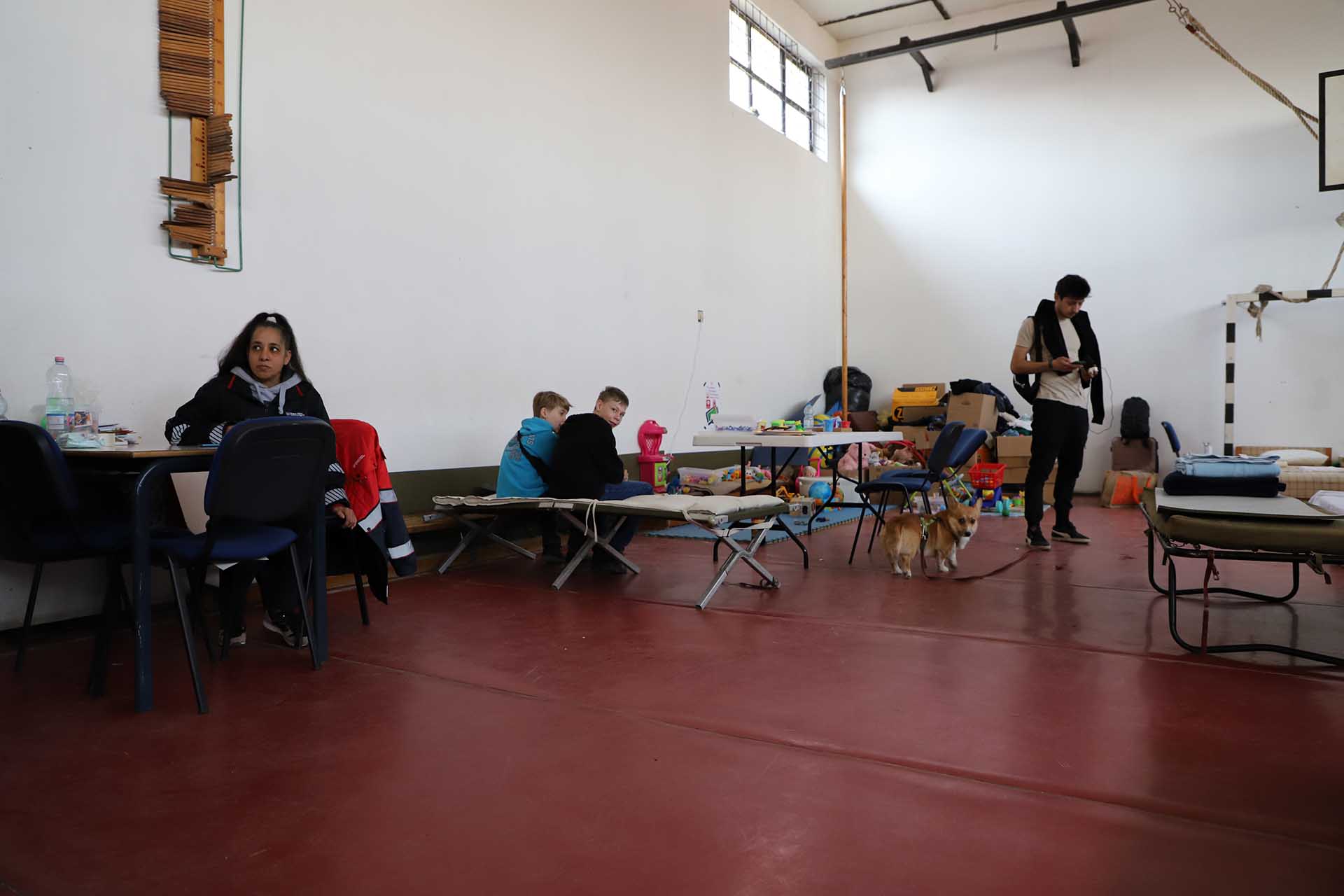 Varios refugiados en un gimnasio de una escuela de primaria habilitado para el descanso en Beregsurány (Hungría) / Foto: FFM - EA