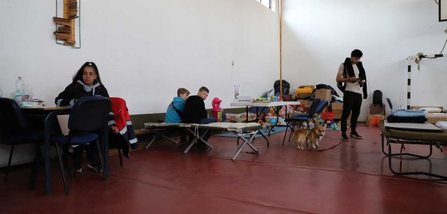 Varios refugiados en un gimnasio de una escuela de primaria habilitado para el descanso en Beregsurány (Hungría) / Foto: FFM - EA