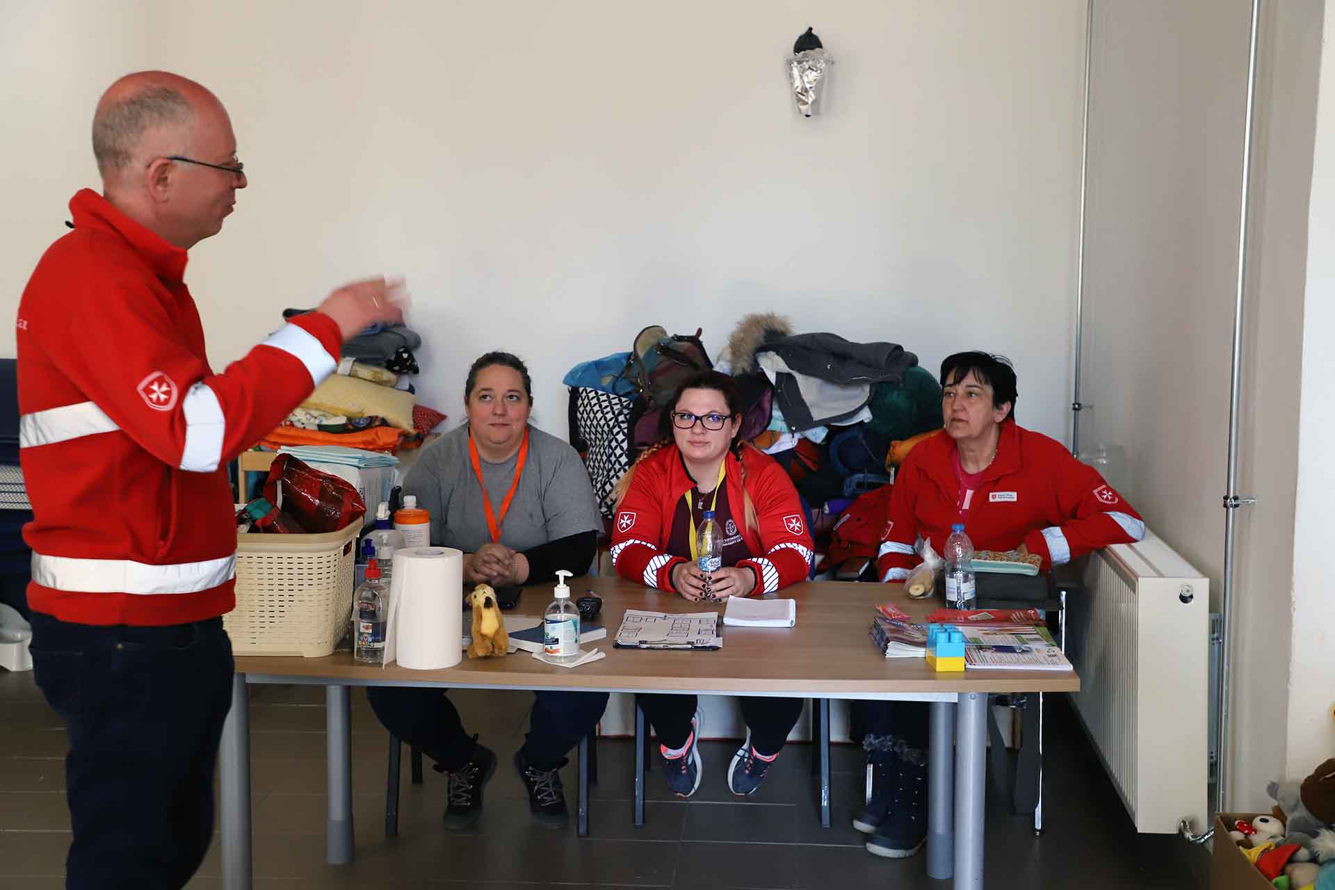 Voluntarias de la Orden de Malta en un teatro en el centro asistencia de Beregsurány (Hungría) / Foto: FFM - EA