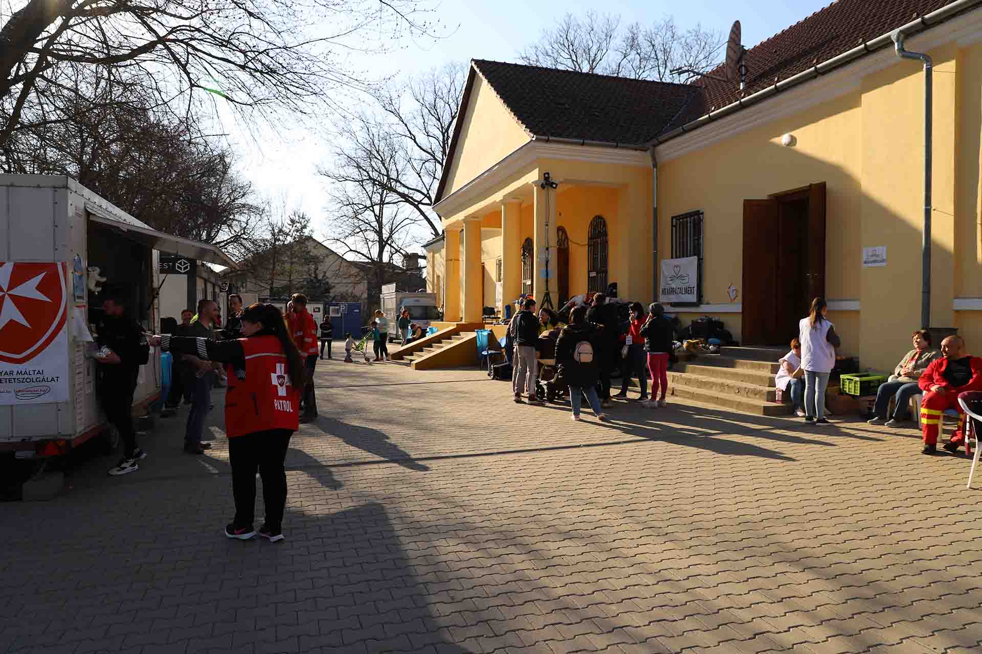 Zona de ‘food truck’ y contenedores para el registro de refugiados en Beregsurány (Hungría) / Foto: FFM - EA