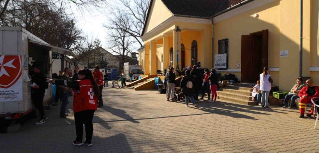 Zona de ‘food truck’ y contenedores para el registro de refugiados en Beregsurány (Hungría) / Foto: FFM - EA