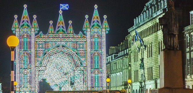 Iluminación en el mercado de Navidad de Edimburgo, en Escocia. La contaminación y los residuos la hacen unas Navidades infelices para el planeta / Foto: Shen Xin