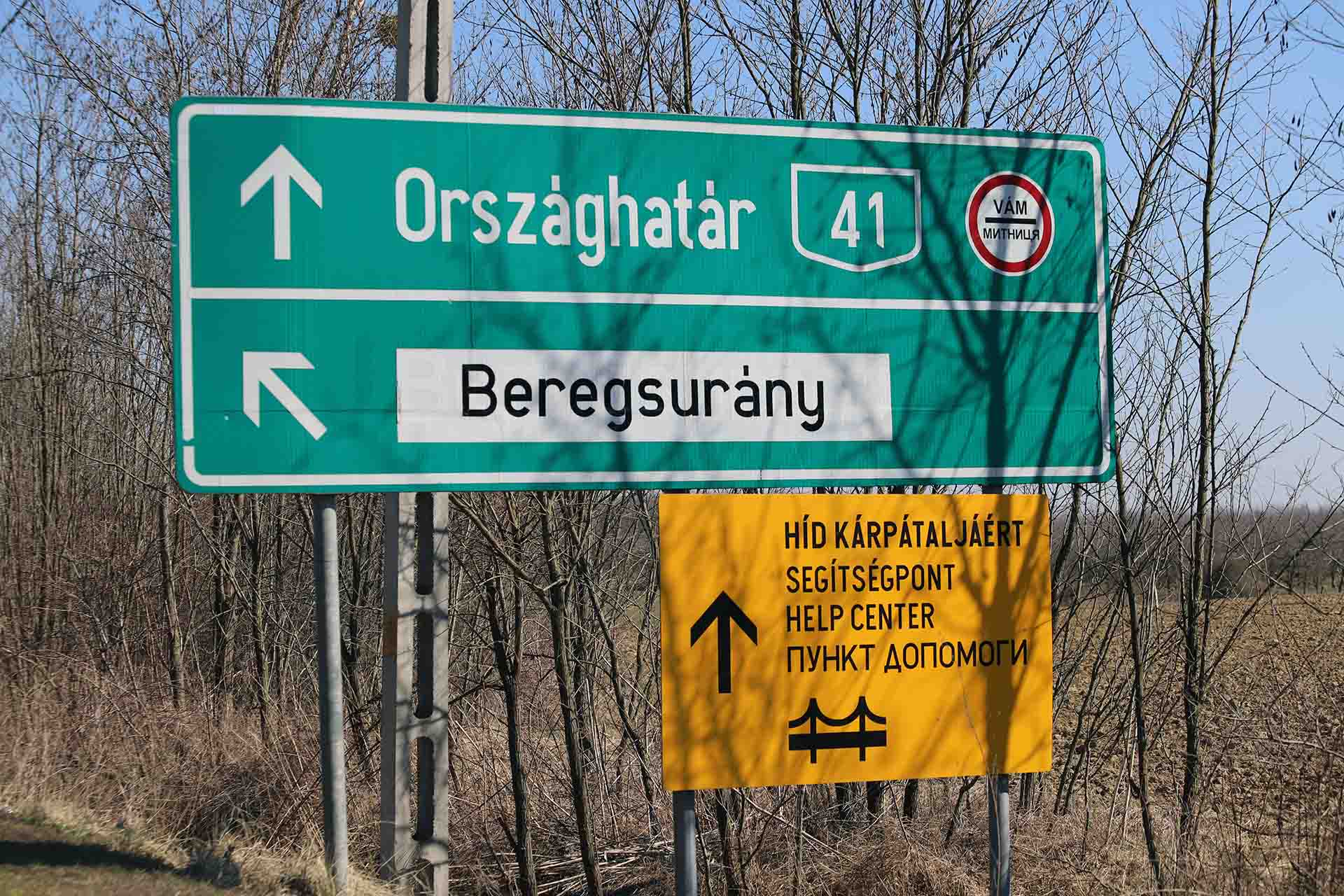 Un cartel de señalización del centro asistencia de Beregsurány (Hungría) / Foto: FFM - EA