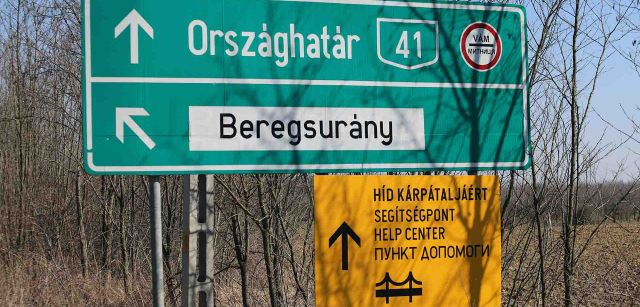 Un cartel de señalización del centro asistencia de Beregsurány (Hungría) / Foto: FFM - EA