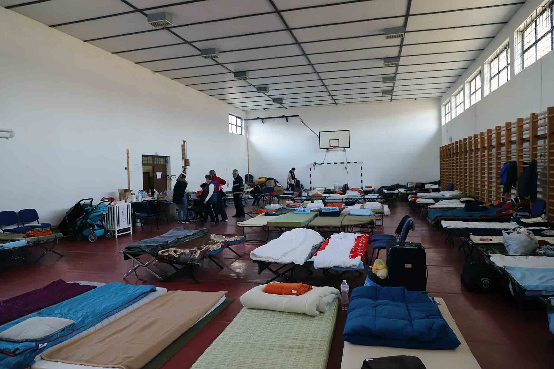 Un gimnasio de una escuela de primaria habilitado para refugiados en Beregsurány (Hungría) / Foto: FFM - EA