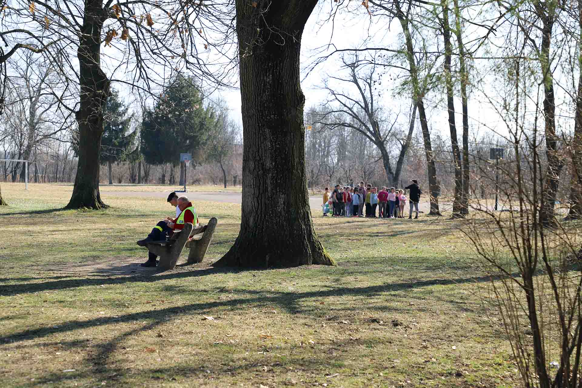 Un grupo de niñas y niños ucranianas juegan en los alrededores del centro asistencia de Beregsurány (Hungría) / Foto: FFM - EA